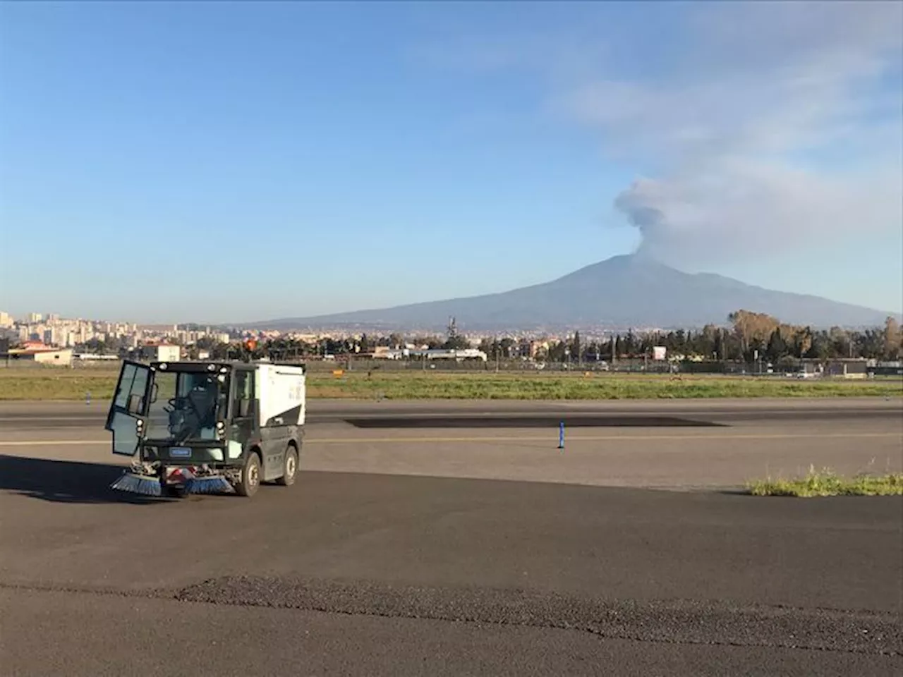 Bonificato dalla cenere l'Etna, torna operativo l'aeroporto. Stromboli sorvegliato, oggi il comitato operativo