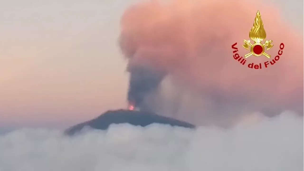 Dall'Etna una nube alta 4,5 chilometri, cenere arrivata fino a Catania