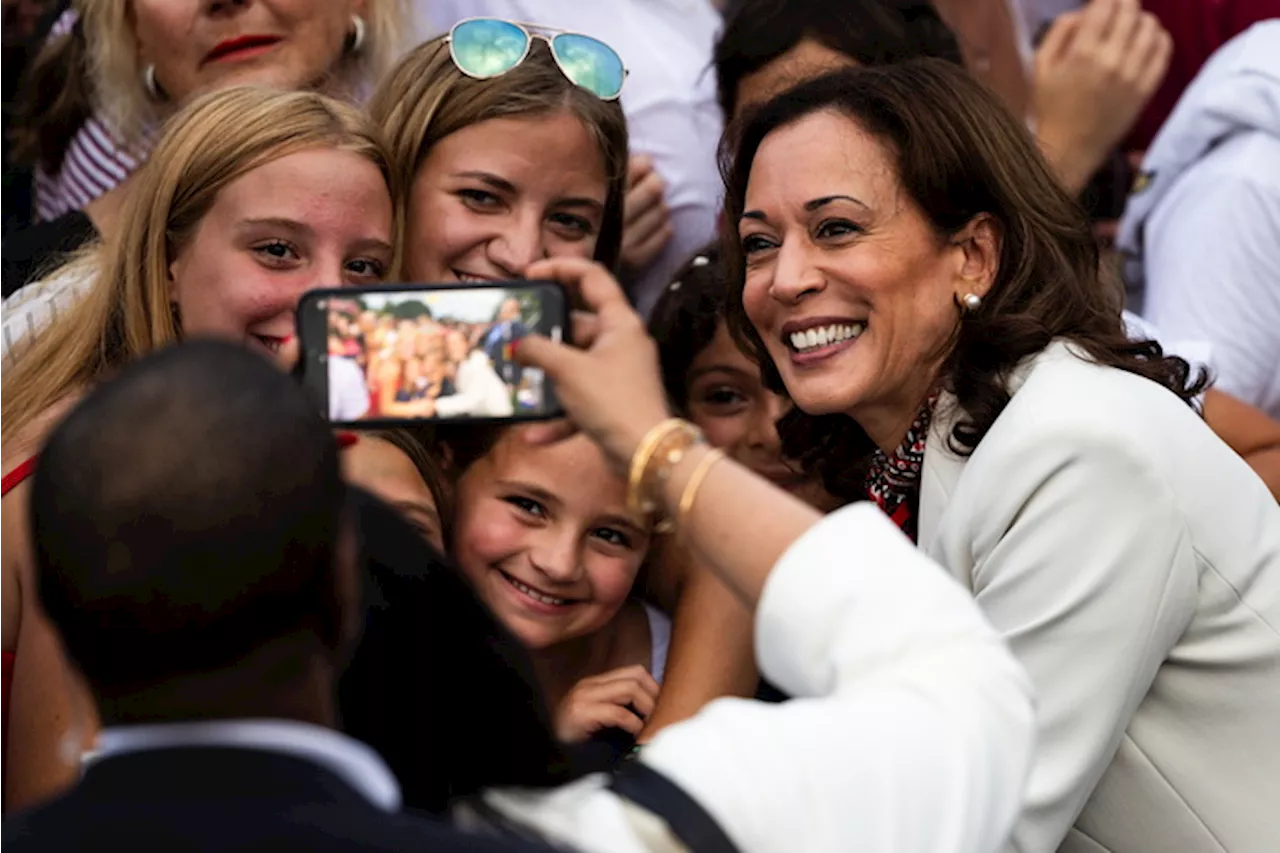 Kamala Harris posa con delle visitatrici alla Casa Bianca