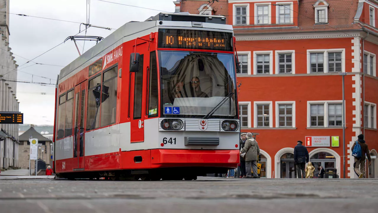 Polizei in Halle fahndet: Radfahrer feuert auf Straßenbahn