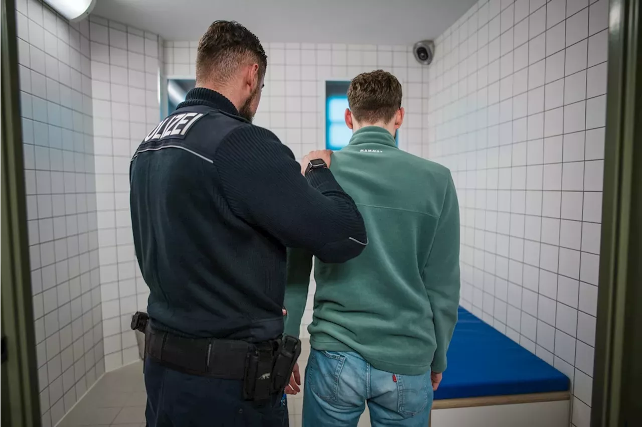 19-Jährige Mit Vier Offenen Haftbefehlen - Bundespolizei Fünfmal Bei ...