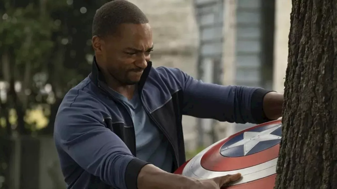 Captain America: Brave New World, Anthony Mackie celebra il 4 luglio mostrando il costume di scena