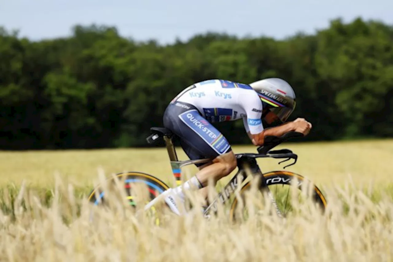 Remco Evenepoel wint strijd om seconden van Tadej Pogacar, die in het geel blijft