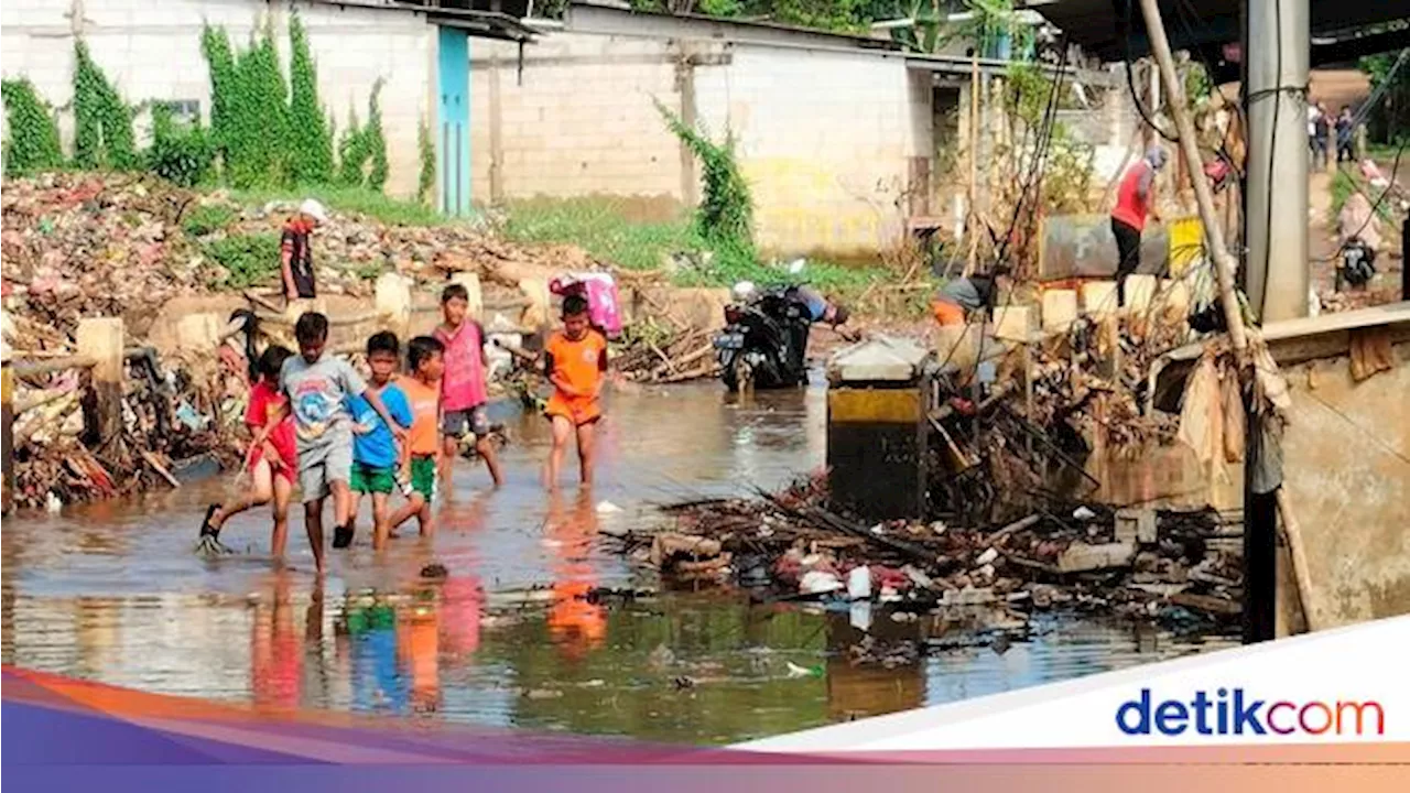 Potret Terbaru 'Banjir Abadi' di Cipayung, Warga Berani Terobos Genangan