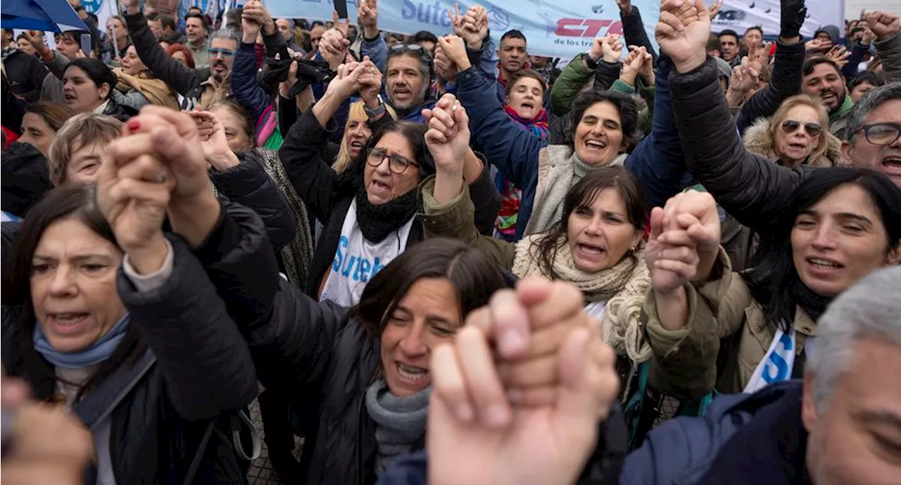 Abuelas y Madres de Plaza de Mayo marchan contra despidos en áreas de derechos humanos en Argentina