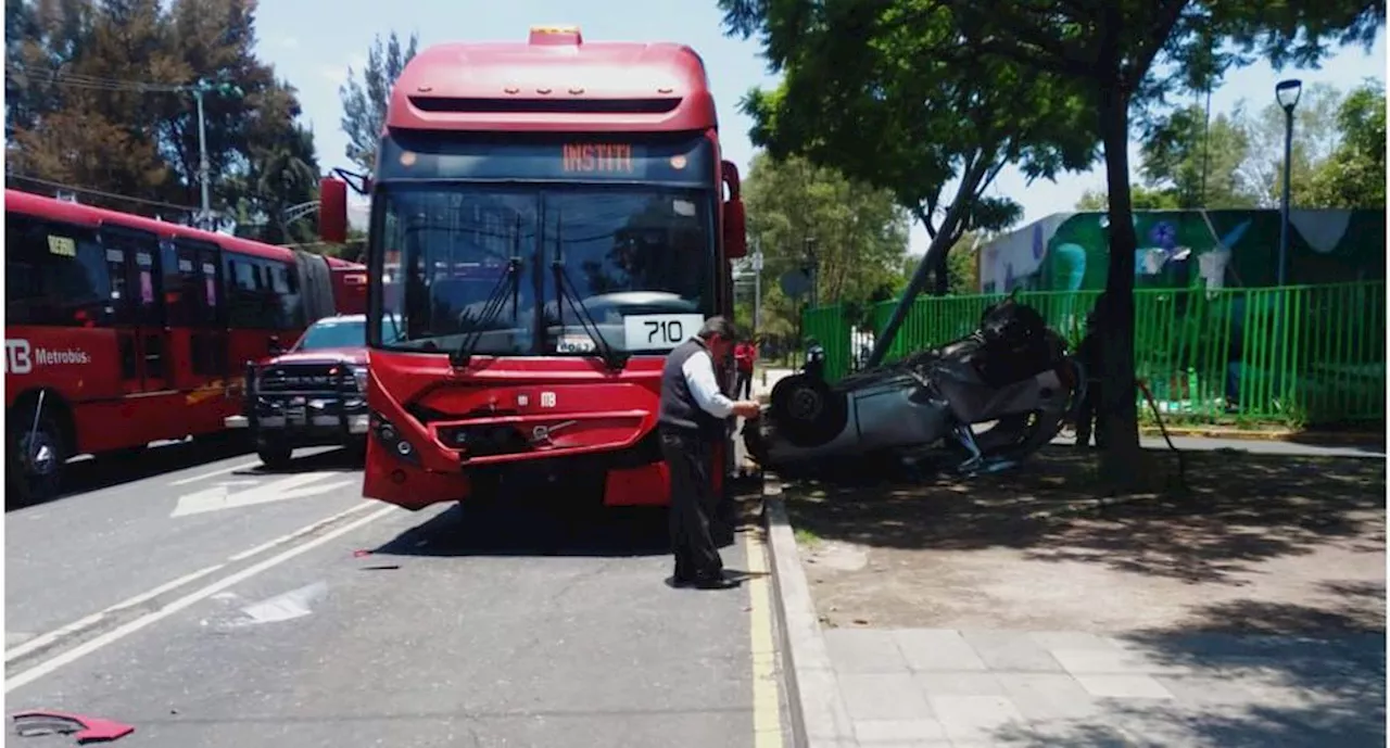 Fuerte choque entre Metrobús y automóvil deja 3 heridos en la GAM