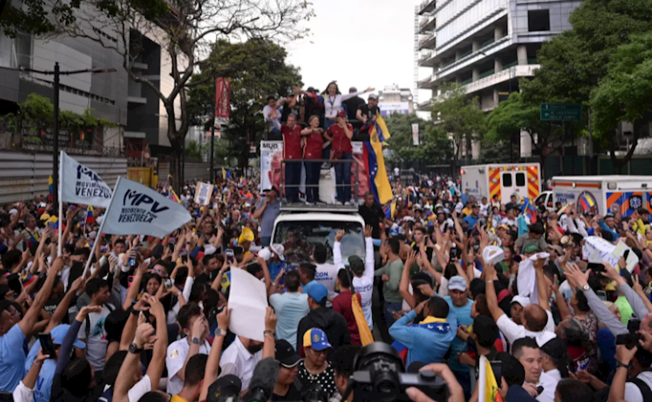 Marea roja, ola blanca: pulso callejero de chavismo y oposición en Caracas