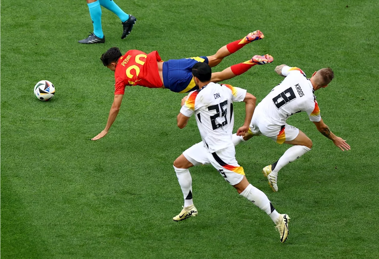 Pedri sufre un esguince lateral interno en la rodilla tras una entrada de Kroos