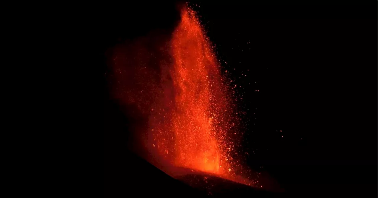 Etna, l’eruzione a suon di campane: chiusa una porzione dello spazio aereo