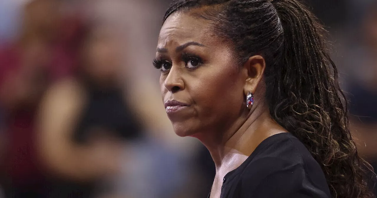 Michelle Obama sarebbe in grado di far scomparire l'arancione maschio alfa tingendolo di nero