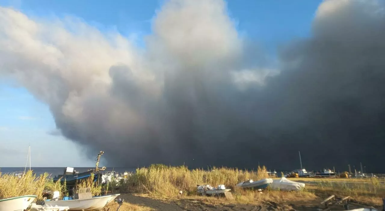 Stromboli, fumo dal vulcano in attività