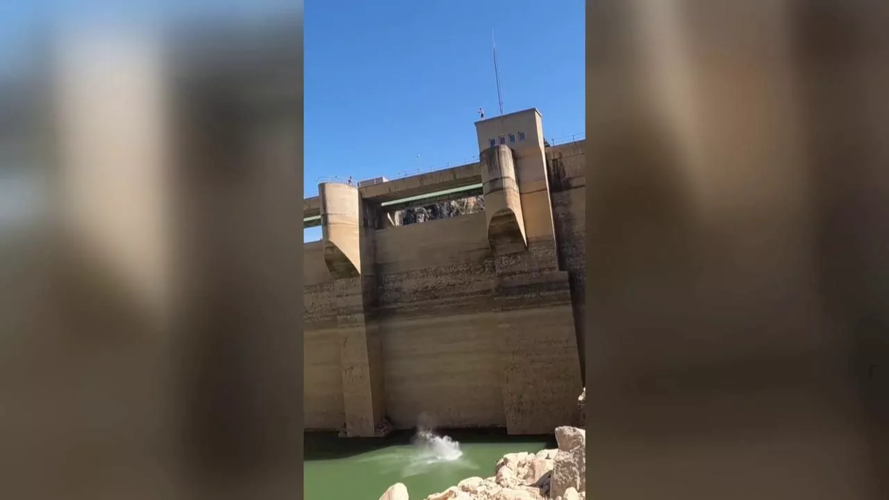 Dos jóvenes saltan a un pantano casi vacío en Ulldecona, Tarragona