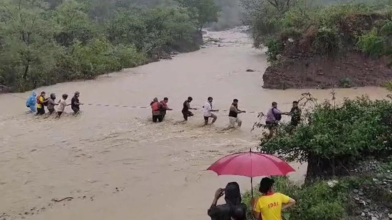 भारी बारिश में Dehradun के Picnic Spot हुए खतरनाक, यहां नदी के बीच फंस गए पर्यटक; एसडीआरएफ व फायर ब्रिगेड ने किया रेस्क्यू