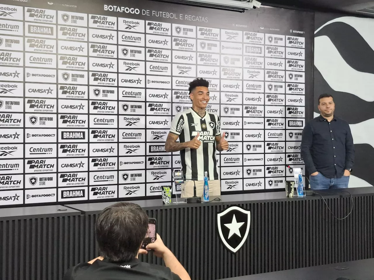 Igor Jesus se apresenta no Botafogo e destaca maturidade na carreira: 'Chego querendo alcançar algo grandioso'