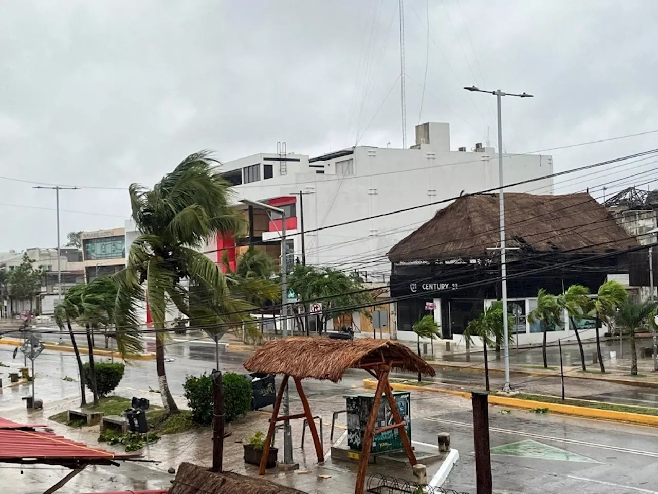 ‘Beryl’ toca tierra como huracán categoría 2 en Tulum, Quintana Roo