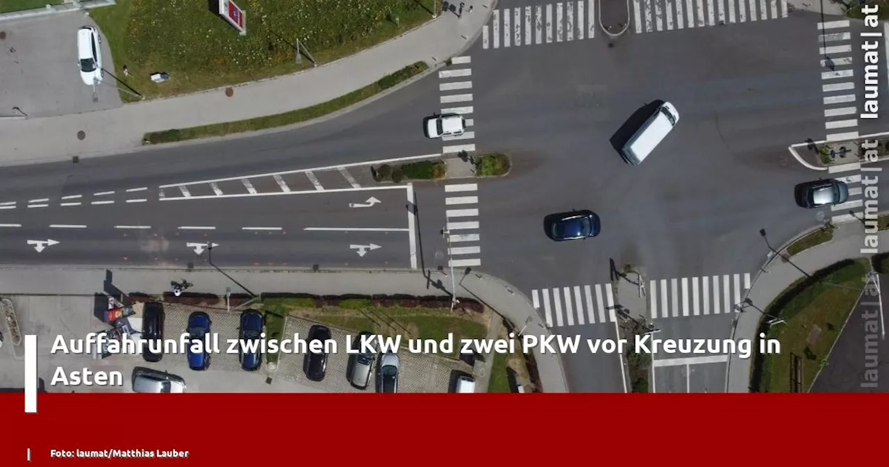 Auffahrunfall zwischen LKW und zwei PKW vor Kreuzung in Asten