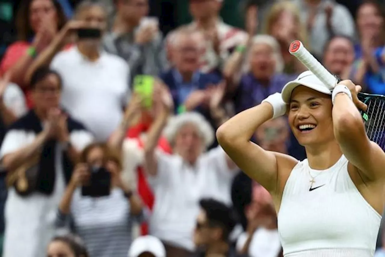 Emma Raducanu élimine Maria Sakkari et file en deuxième semaine à Wimbledon