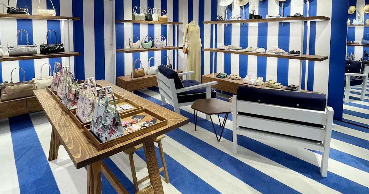 Prada dalla borsa Galleria con i fiori all'apertura di un pop-up da Es more a Formentera