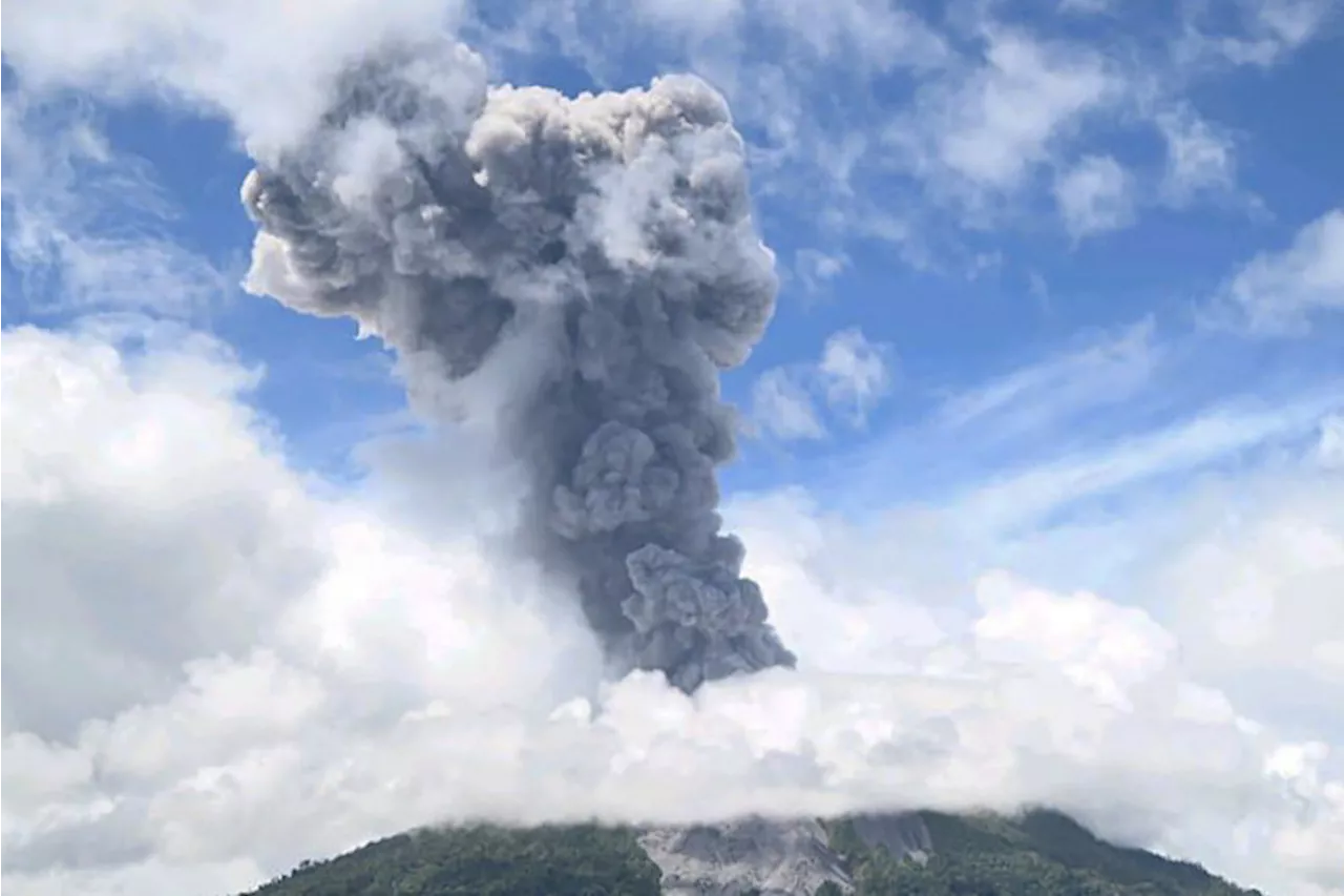 Gunung Etna di Italia Meletus Muntahkan Asap dan Debu