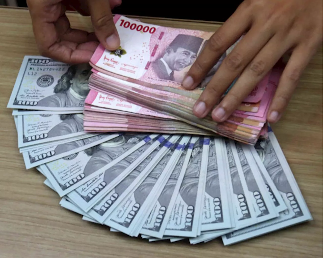 Rupiah Melemah terhadap Dolar AS pada Jumat Pagi 5 Juli 2024