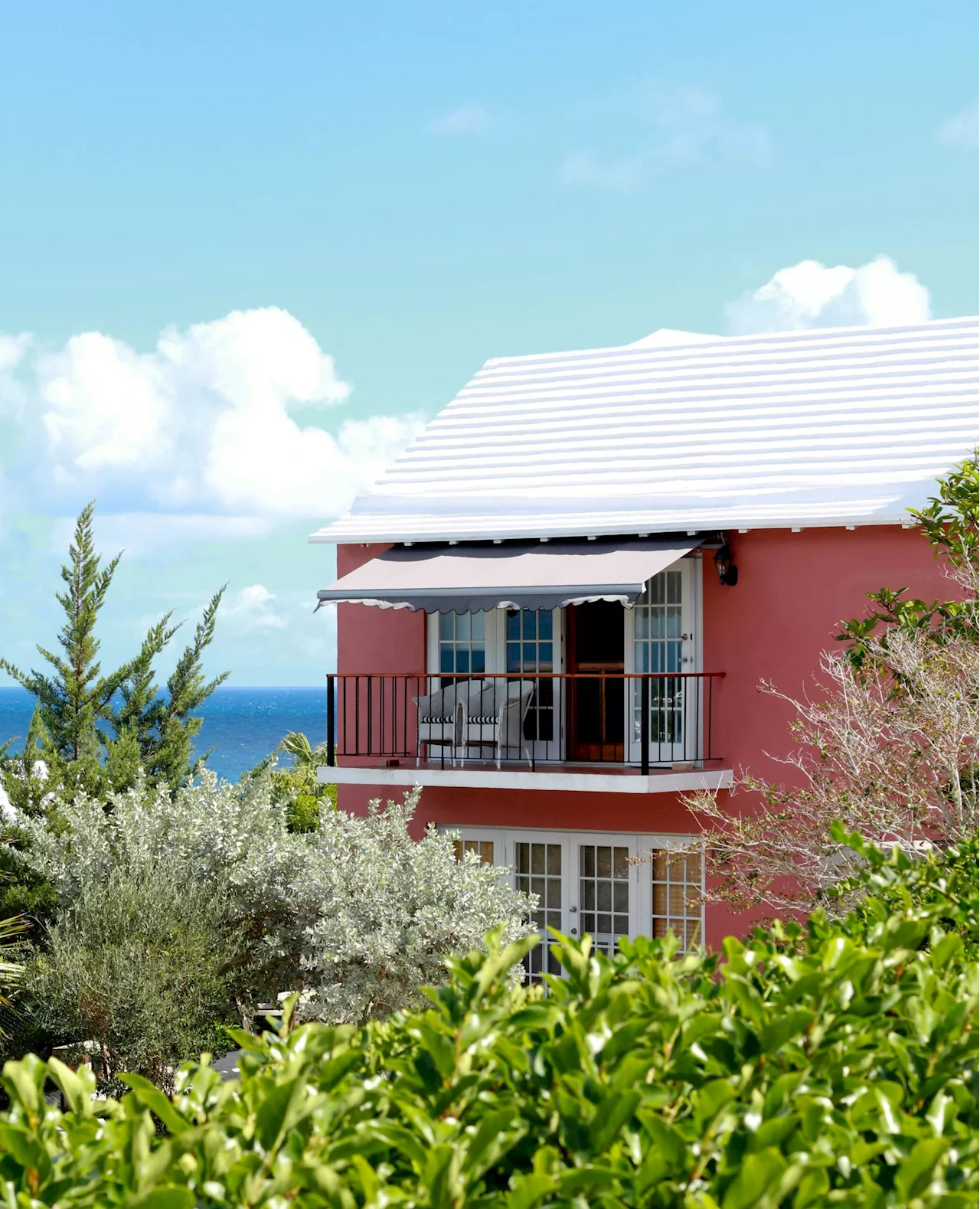 Painting roofs white helps lower city heat, studies say