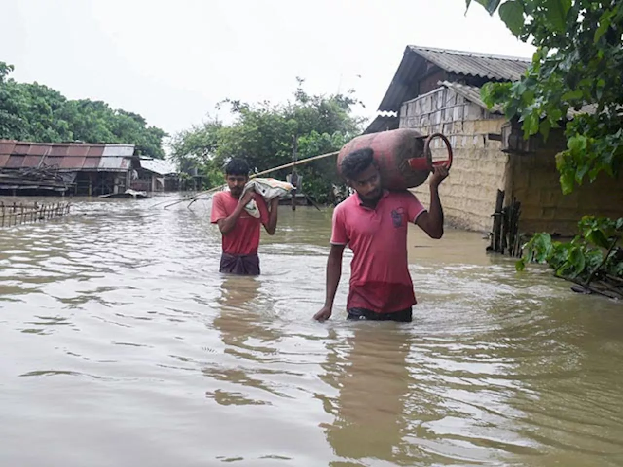 Assam में बारिश और बाढ़ की मार, प्रशासन का राहत अभियान जारी