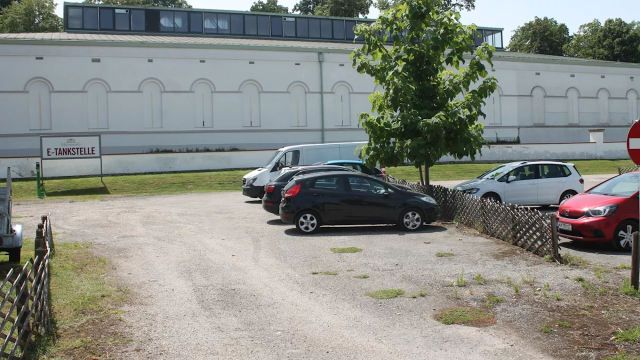 Carportanlage mit Photovoltaik und E-Ladestationen für Heldenberg