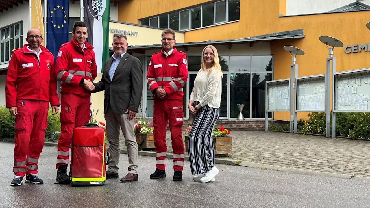 Gemeinde spendet First Responder-Rucksack für Ladendorf