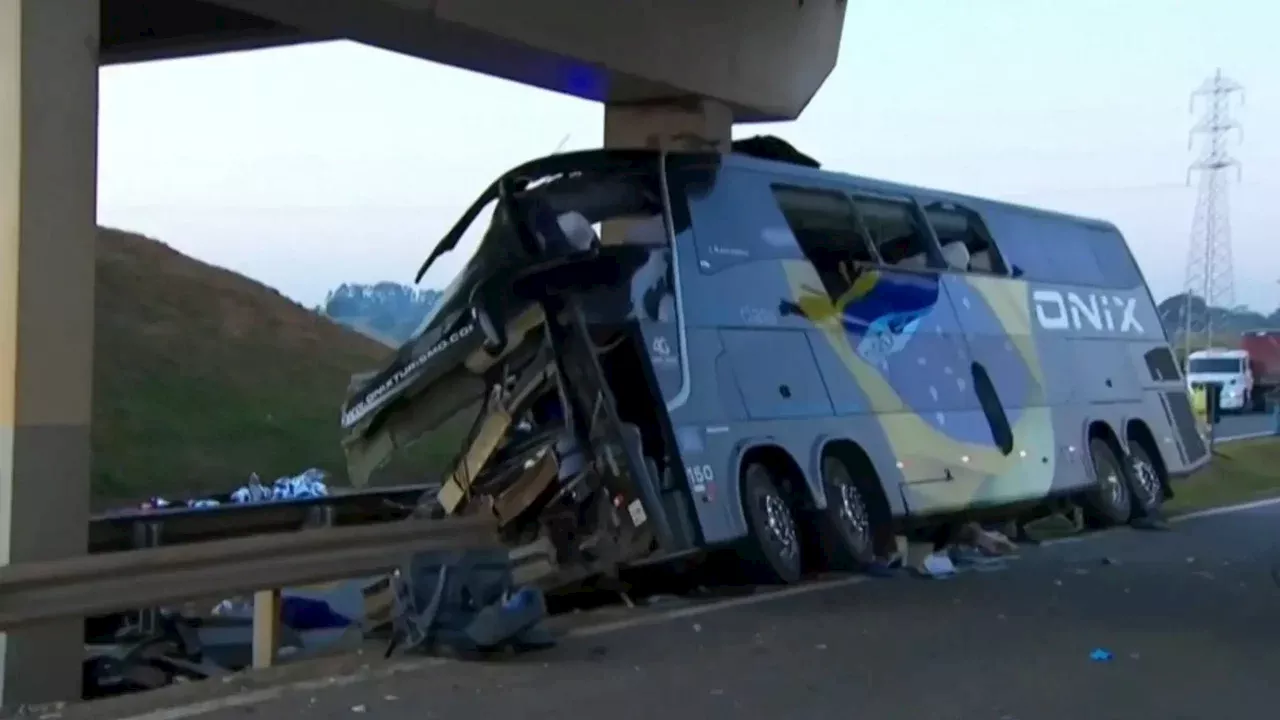 Trágico accidente de autobús turístico dejó diez muertos y 42 heridos en Sao Paulo