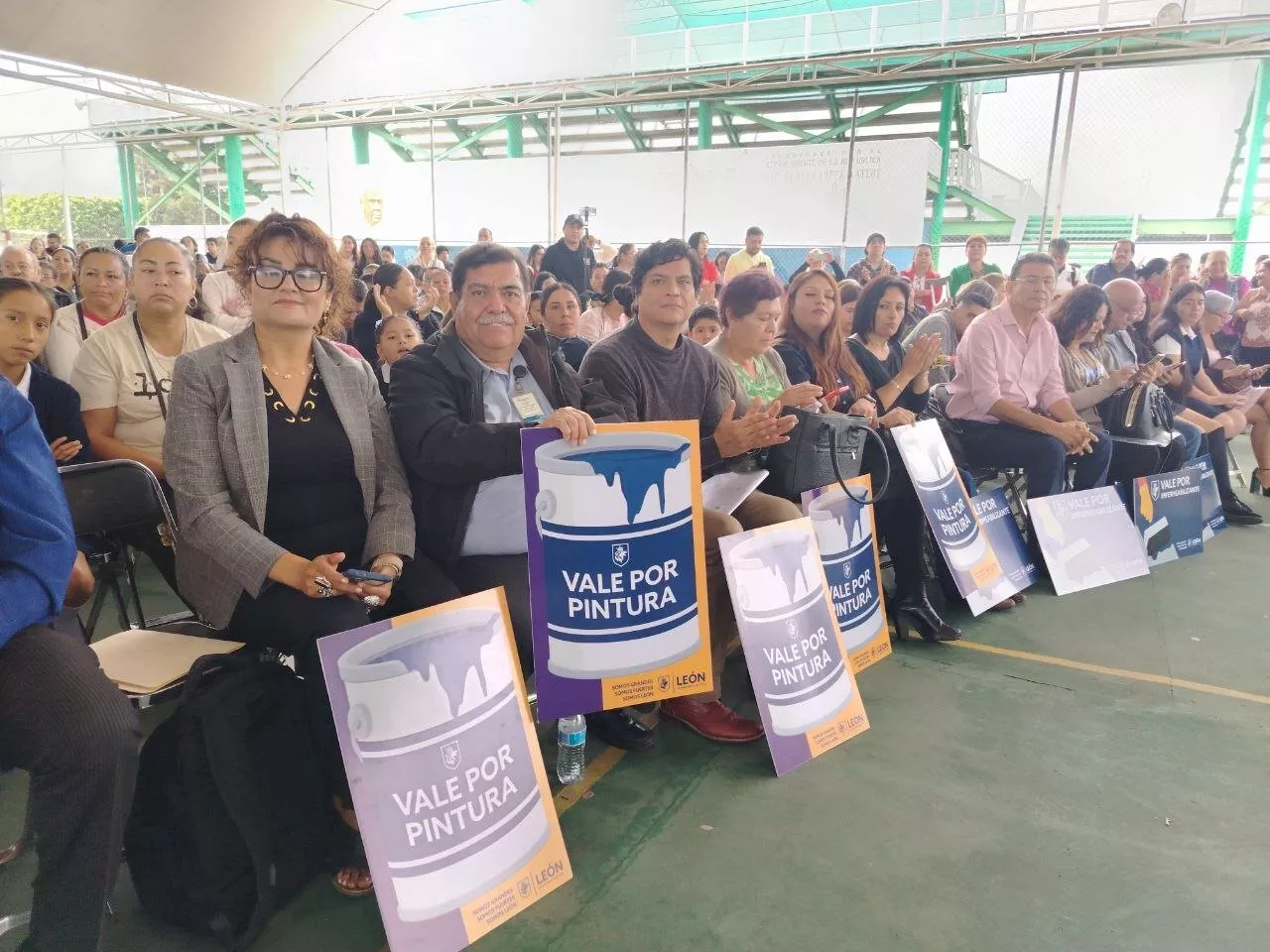 León entrega más de 4 mil paquetes de útiles escolares a estudiantes vulnerables