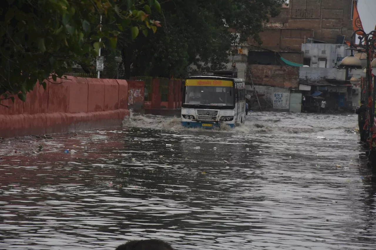 तेज हवाओं के साथ हुई बारिश, कई जगहों पर गिरे पोल