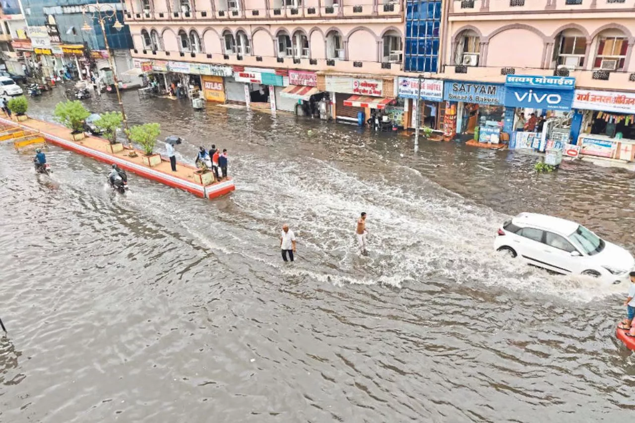 Monsoon Update : सिस्टम तार-तार….परिषद-प्रशासन लाचार, दरिया बन गई सड़कें…डूबा सीकर शहर, जनता त्रस्त