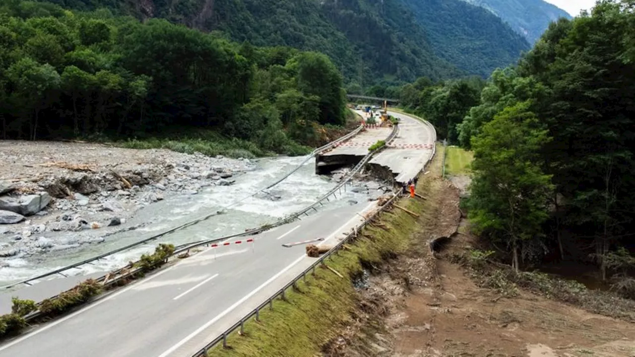 Unwetter und Verkehr: Verkehr über Alpenautobahn A13 in der Schweiz rollt wieder