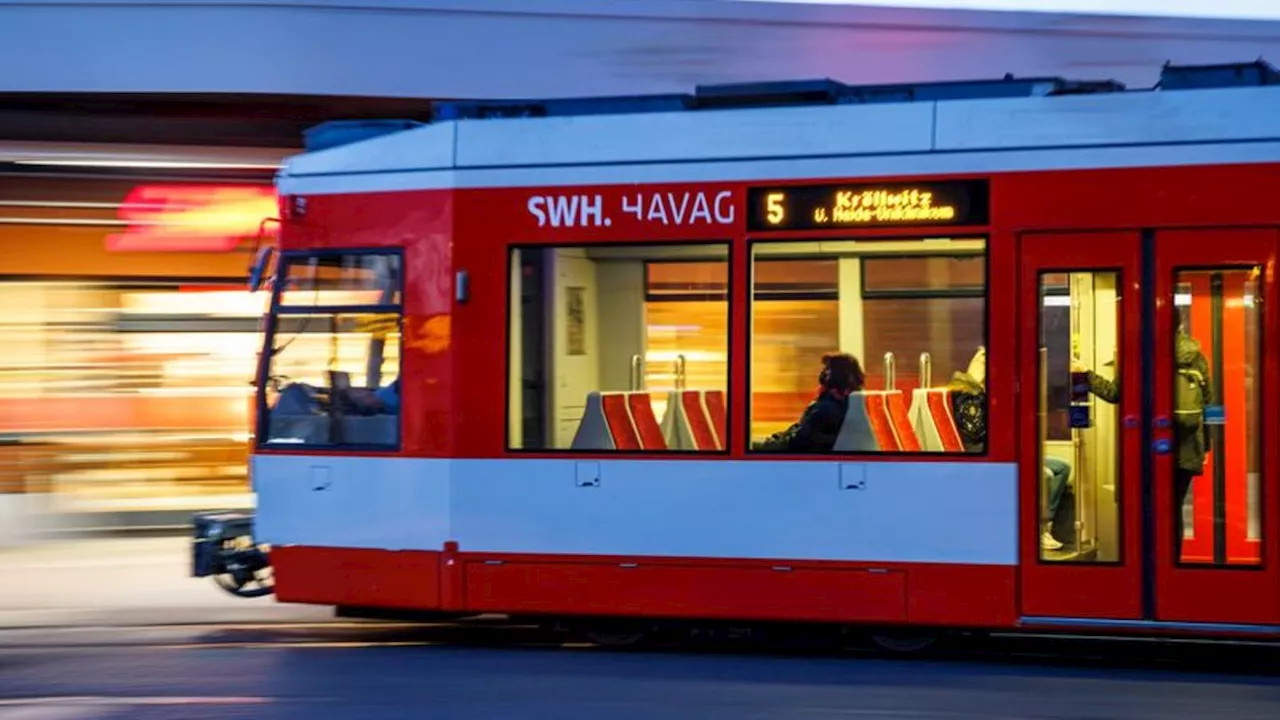 Waffenähnlicher Gegenstand: Radfahrer zielt mit waffenähnlichen Gegenstand auf Tram