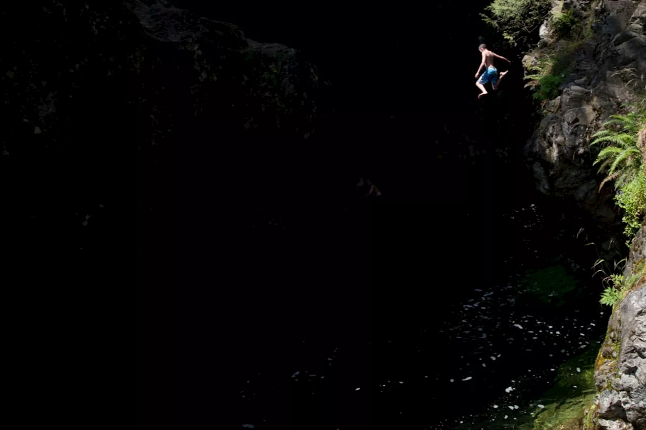 'Know the hazards': Cliff jumper dies in North Vancouver