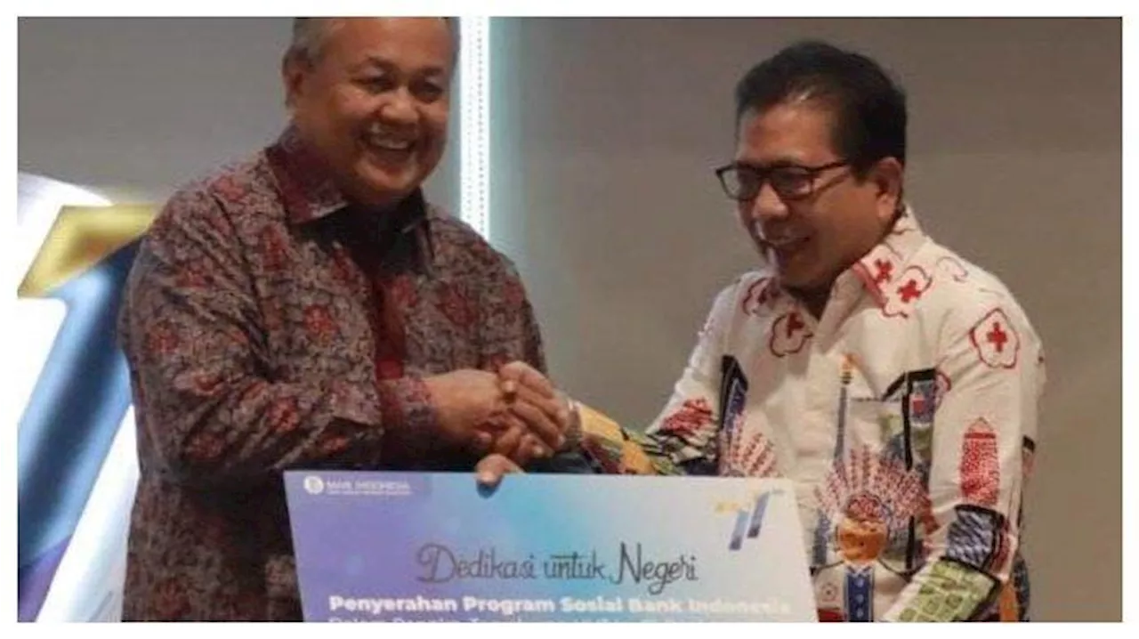 Gubernur Bank Indonesia Perry Warjiwo Serahkan Program Sosial BI ke PMI Jakarta Utara