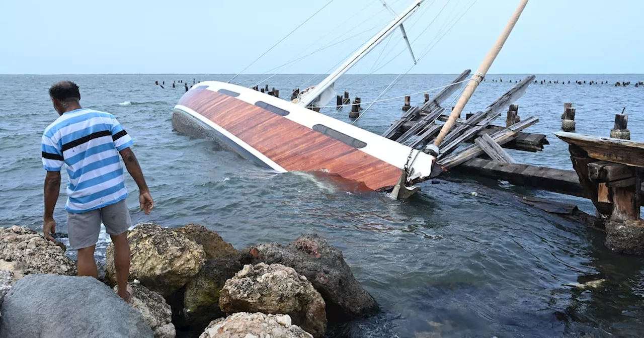 Beryl toca tierra como huracán sobre Yucatán y seguirá después hacia Texas