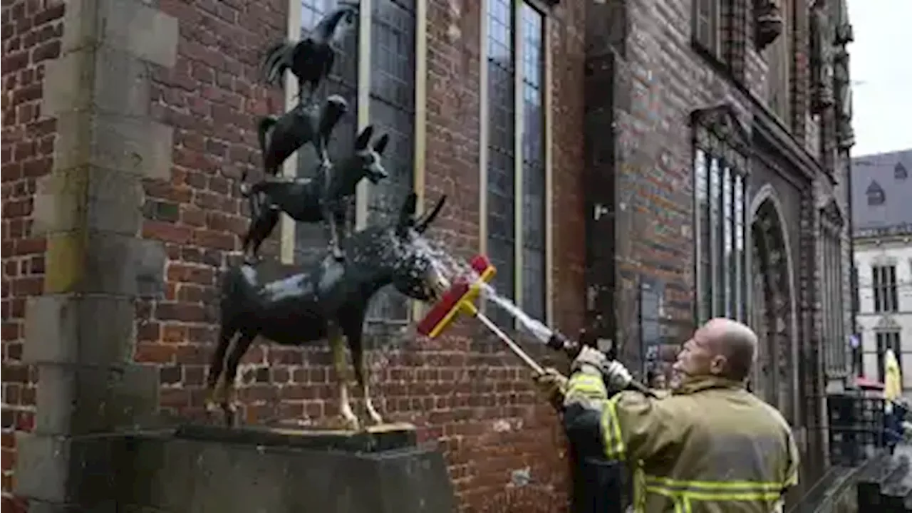 Klimaschutzprotest in Bremen: Stadtmusikanten mit Farbe besprüht