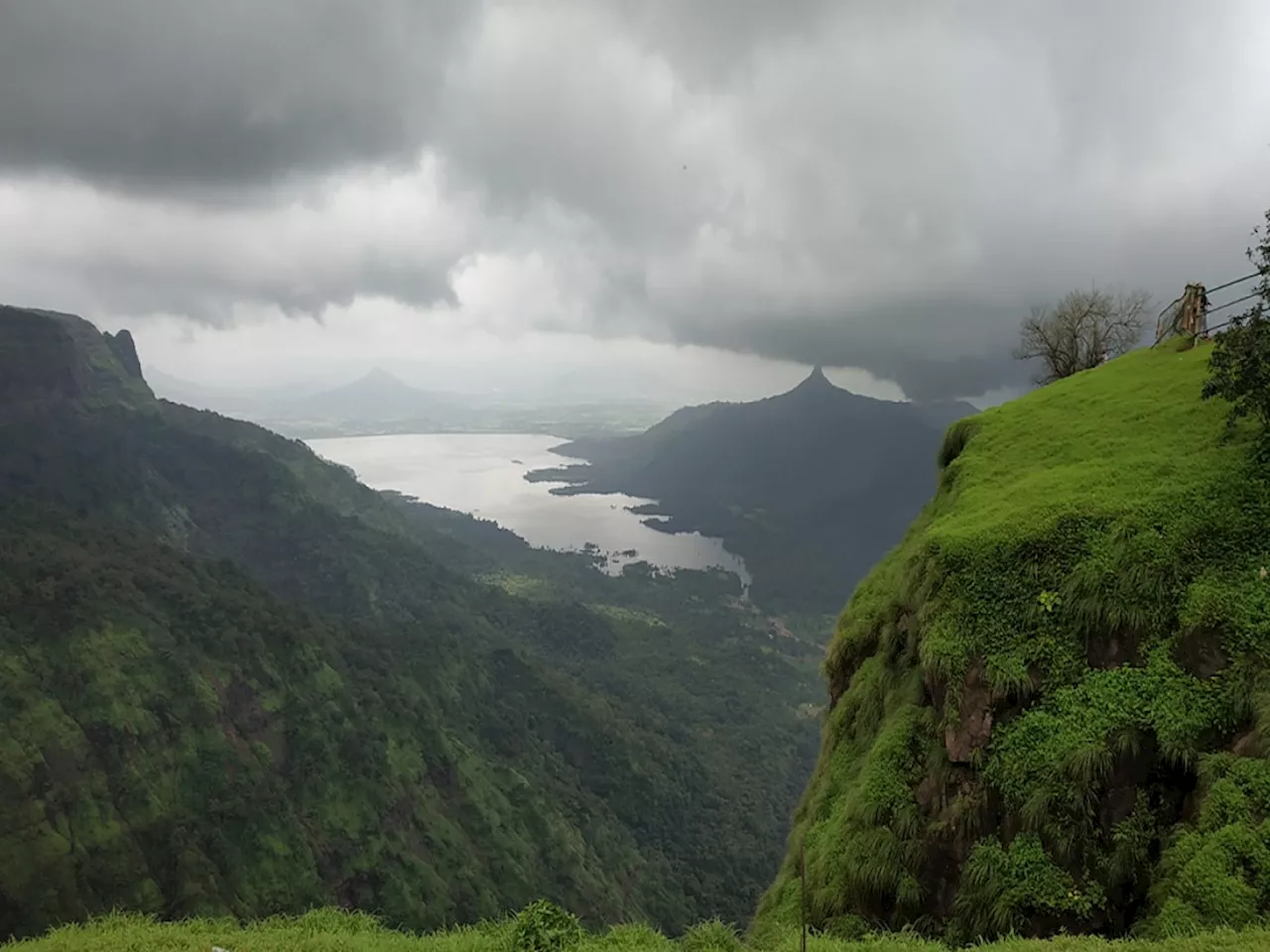 Maharashtra Weather News : माथेरानपासून महाबळेश्वरपर्यंत मुसळधार; मुंबईच्या पावसाचं मात्र विचारूच नका...