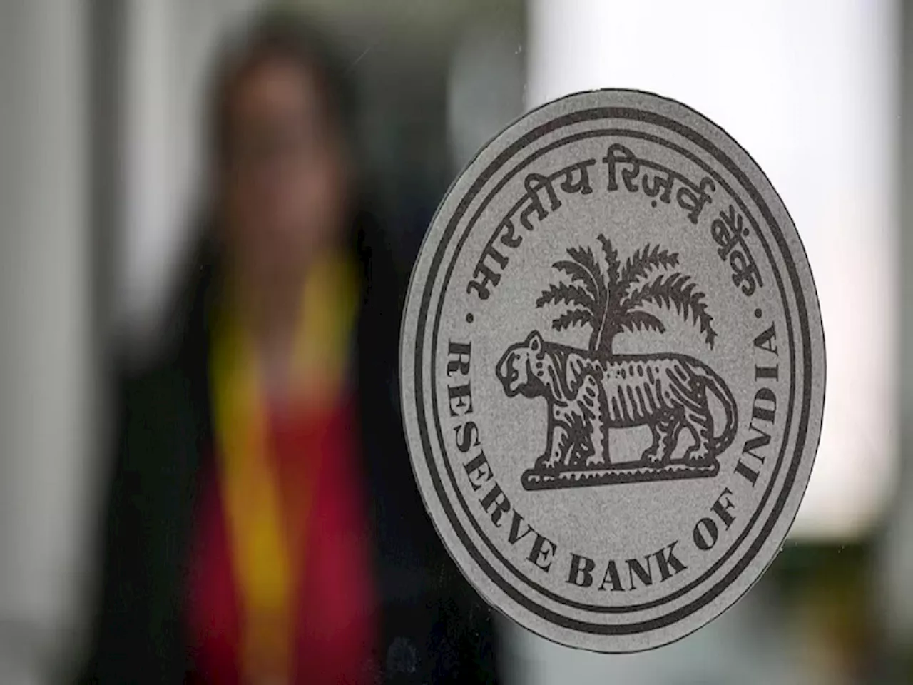 RBI च्या निर्देशांनंतर 'या' बँकेला रातोरात टाळं; खातेधारकांचे पैसे बुडाले?