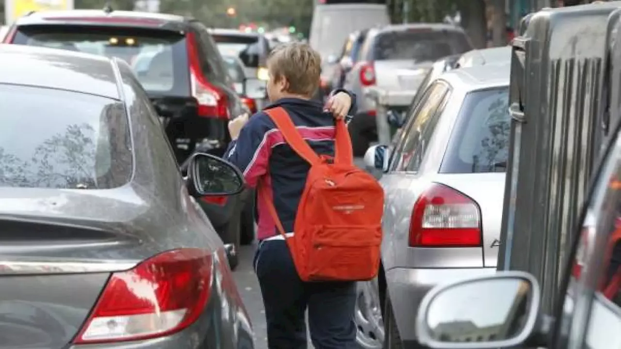 El peligroso truco de algunos conductores para que no les multen cuando aparcan en doble fila