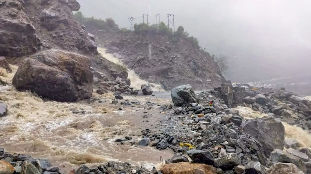 Uttarakhand Rains: उत्तराखंड में भारी बारिश से जगह-जगह पानी, नेशनल हाईवे समेत 90 सड़कें बंद, स्कूलों की भी छुट्टी, रेड अलर्ट जारी