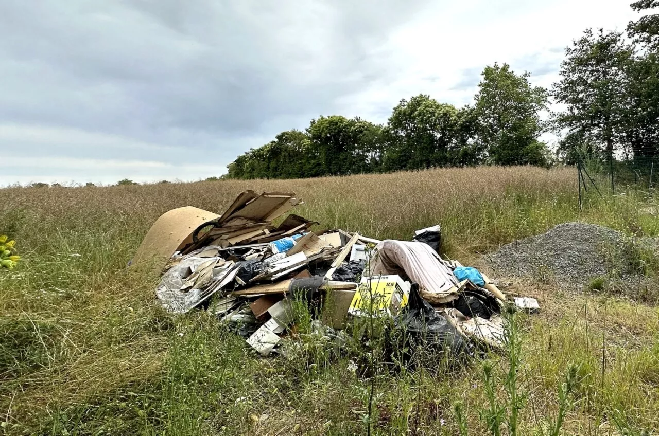 En Mayenne, un agriculteur retrouve des centaines de kilos de déchets sauvages sur son champ