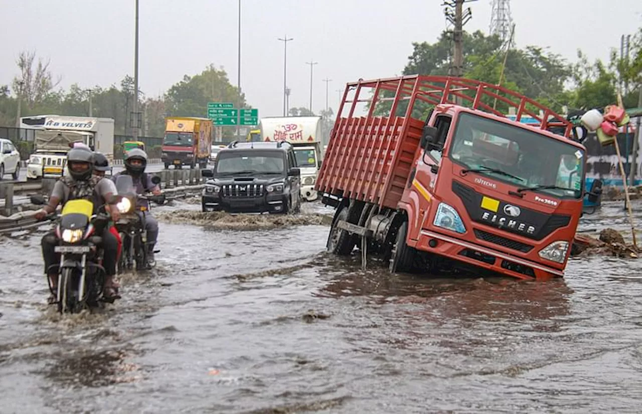 Car Driving in Flood: बाढ़ग्रस्त सड़कों पर कार चलाने के लिए अपनाएं ये टिप्स, बच जाएंगे नुकसान से