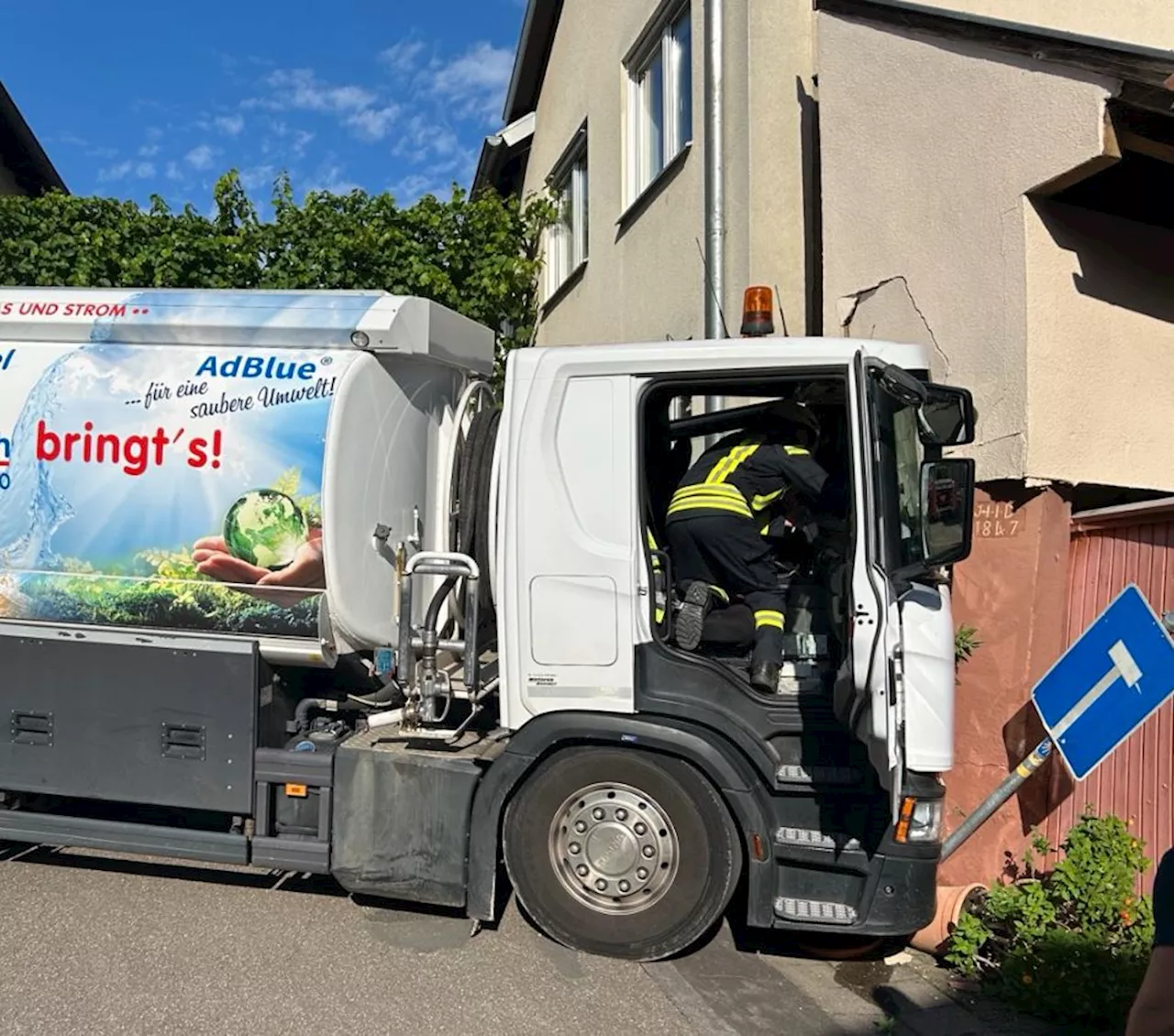 Schwer verletzter LKW-Fahrer und hoher Sachschaden bei Heizöl-Anlieferung