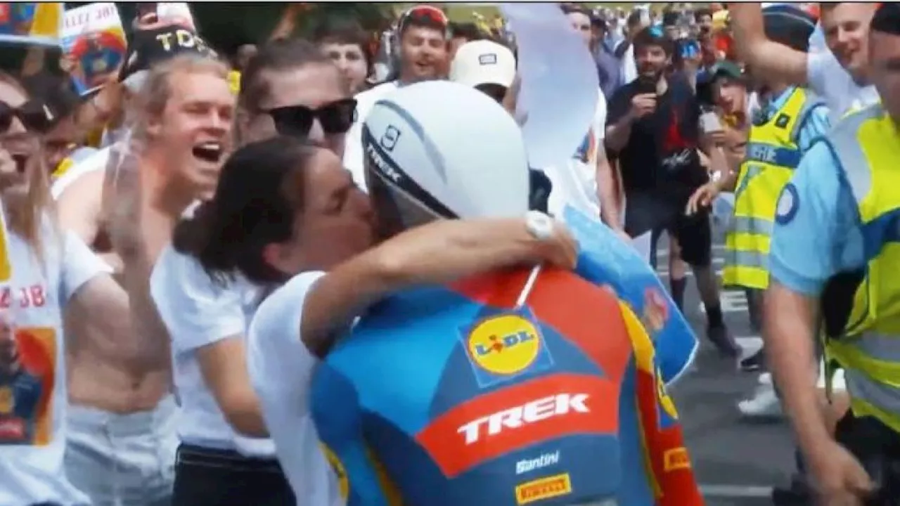 La giuria del Tour de France multa Julien Bernard per un bacio a moglie e figlio durante la cronometro