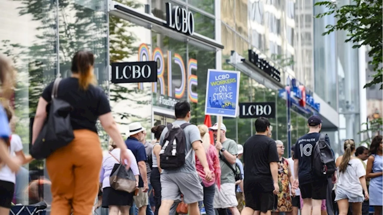 LCBO strike: Workers rally in downtown Toronto