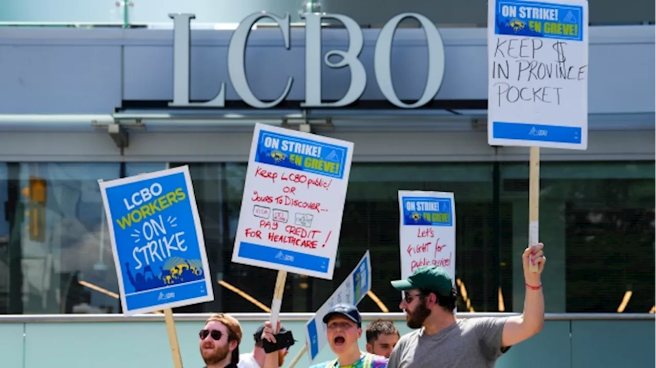 LCBO strike: Workers rally in downtown Toronto