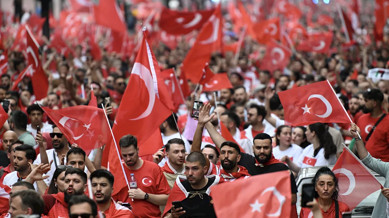 EM 2024: Türkische Fans zeigen bei Fanmarsch 'massiv' den Wolfsgruß - Berliner Polizei stoppt Fanmarsch