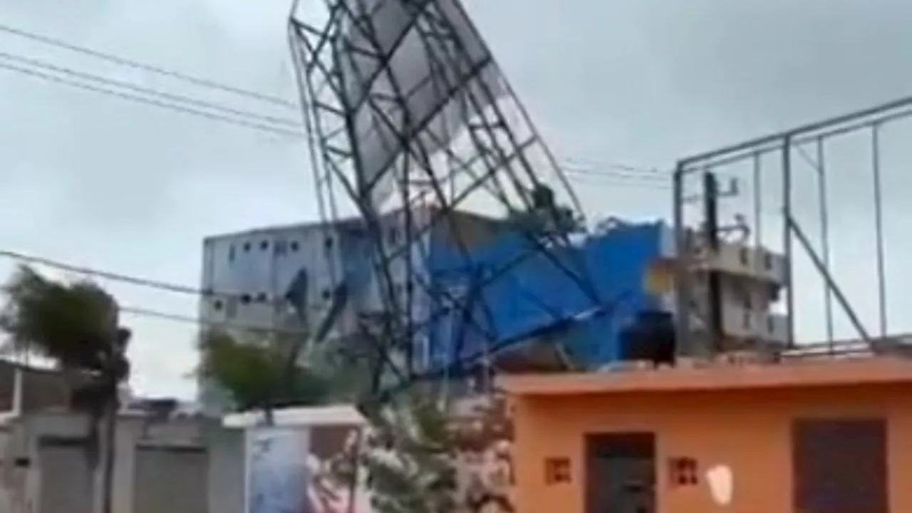 VIDEO: Así fue el momento exacto en que un fuerte viento derribó un espectacular en Yucatán